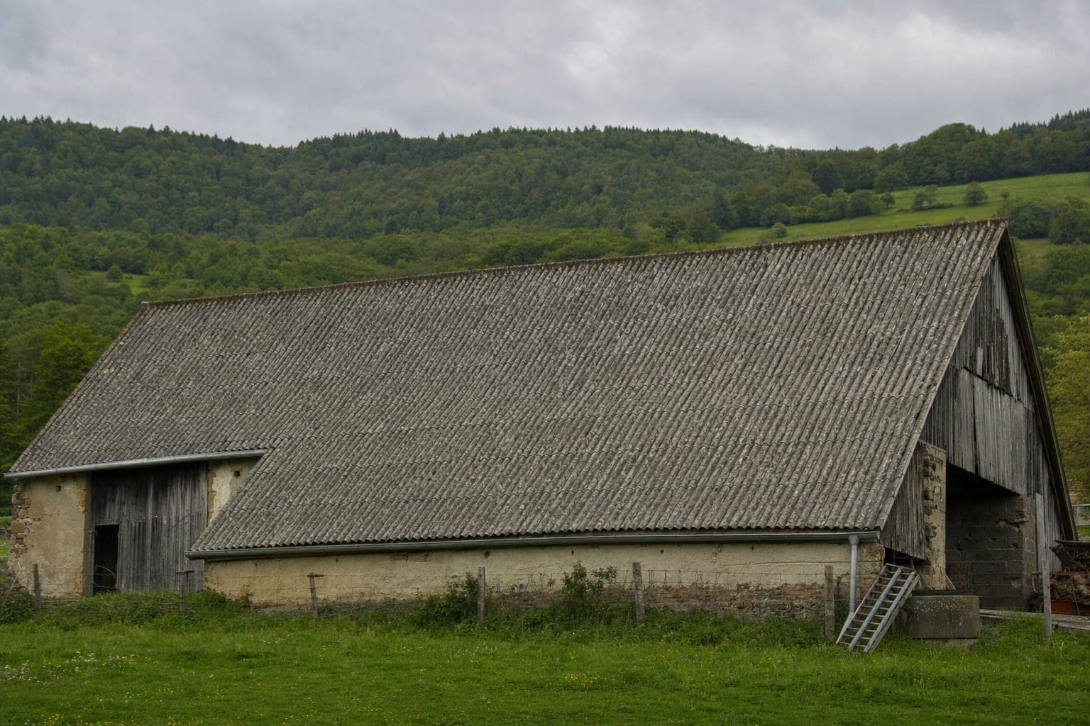 Hangar agricole avec toiture en fibrociment amianté