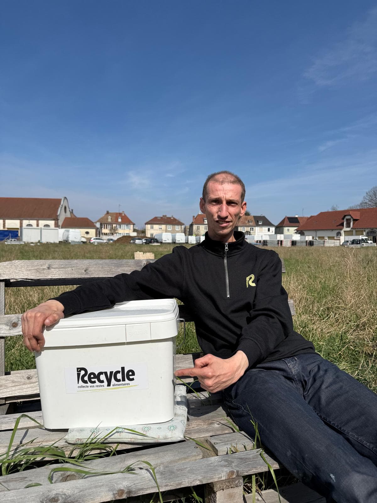 Membre de l'équipe avec le bioseau